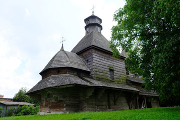 Ukraina - przepiękna drewniana cerkiew Św. Krzyża w Drohobyczu