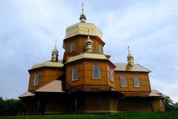 Ukraina - drewniana cerkiew ze złotymi kopułami