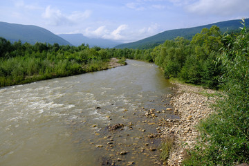 Ukraina, Karpaty, Gorgany - widok na górską rzekę z górami w tle