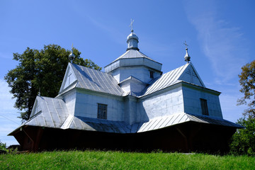 Ukraina - drewniana cerkiew w stylu huculskim - obrazy, fototapety, plakaty