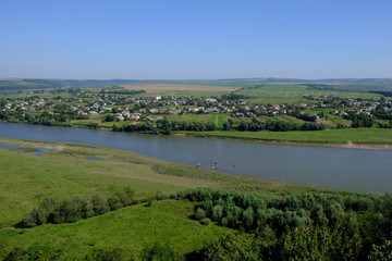 Ukraina - widok na Dniestr i położoną nad nim  miejscowość