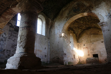 Ukraina, Uroczyszcze Czerwone (Czerwonogród) - ruiny kościoła w okolicach Nyrkowa