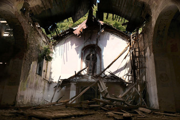 Ukraina,  Uścieczko - wnętrze zrujnowanego kościoła katolickiego z XIX wieku © Iwona