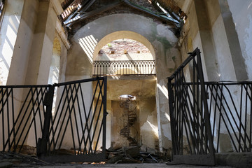Ukraina - wnętrze zniszczonego polskiego kościoła (na dawnych ziemiach polskich)