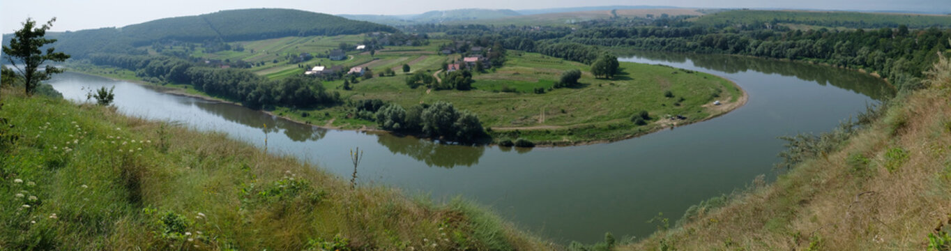 Ukraina - widok na zakole Dniestru z miejscowości Koropiec, panorama