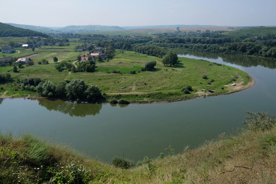 Ukraina - widok na zakole Dniestru z miejscowości Koropiec