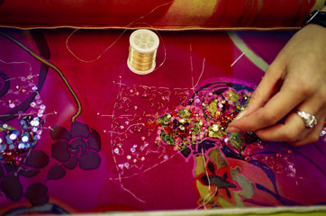 Atelier de broderie haute couture, métier d'art, gros plan