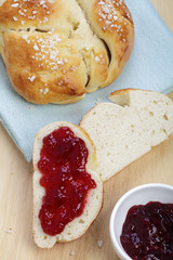 Hefezopf mit Konfitüre