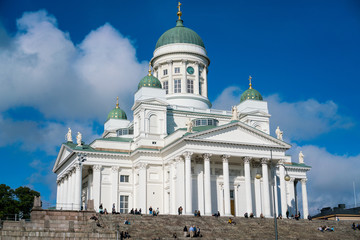 Dom von Helsinki mit Wolken und blauem Himmel