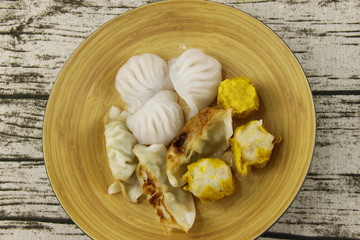 Bouchées vapeur ou dim sum dans un bol