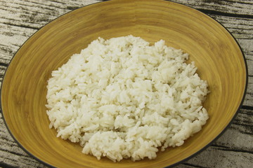 Riz blanc dans un bol en bambou