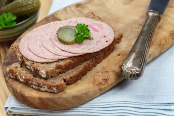 Graubrot mit Wurst und Gew&uuml;rzgurke 