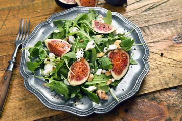 Salad with rucola, figs, feta cheese and walnuts