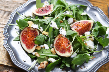 Salad with rucola, figs, feta cheese and walnuts
