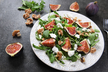 Salad with rucola, figs, feta cheese and walnuts