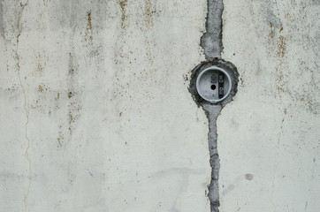 wall with a circle in the part superior.