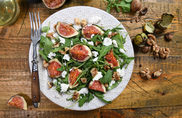 Salad with rucola, figs, feta cheese and walnuts