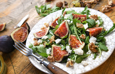 Salad with rucola, figs, feta cheese and walnuts