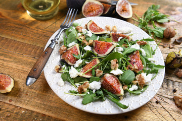 Salad with rucola, figs, feta cheese and walnuts