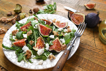 Salad with rucola, figs, feta cheese and walnuts