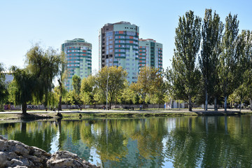 Fototapeta na wymiar buildings in the park