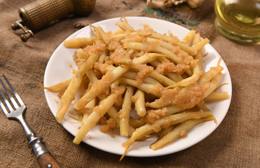 Yellow beans with butter and breadcrumbs