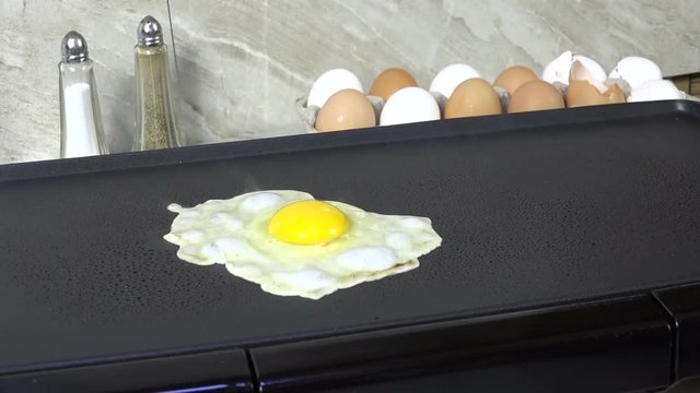 Frying an egg on an electric grill