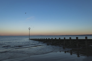 Obraz premium Old wooden Groyne on Portobello beach at sunset