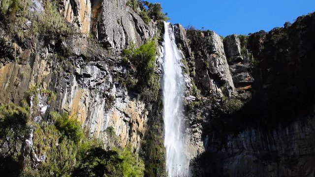 Cachoeira e c&eacute;u azul