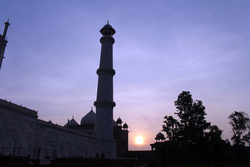 Fototapeta premium The silhouette of Taj Mahal towers during sunrise