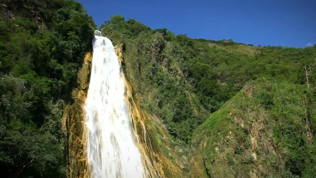 The waterfall "Velo de Novia" (Bride veil) in the park "El Chiflon" T2