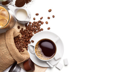 Tasse heißen Kaffee und andere Zutaten auf weißem Hintergrund