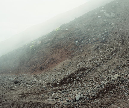 富士山　霧がかっている登山道