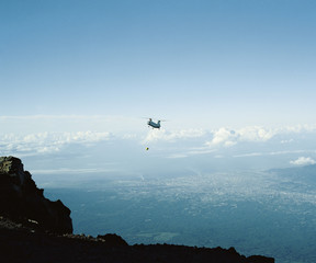 富士山頂を飛ぶヘリコプター