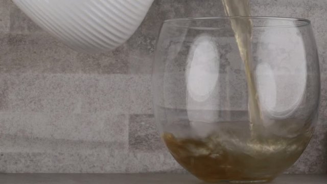 Versare il t&egrave; verde dalla teiera