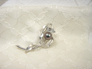 真珠のブローチ