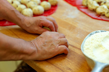 Bäcker knetet Teig