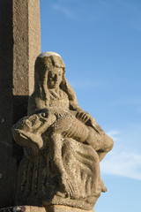 Détail d'un calvaire breton : Jésus sur les genoux de Marie