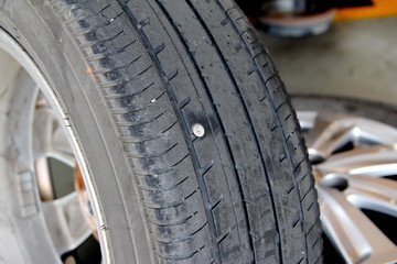 the nut on the tire.It is the cause of tire leakage.Removing the wheel to replace the tire when the problem with the tire leakage, the car can return to work.