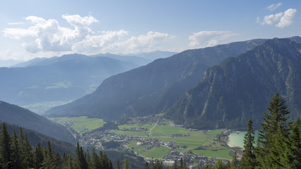 Fototapeta na wymiar Österreich. Die Brandenberger Alpen. Rofangebirge. Ausblicke auf Maurach am Achensee