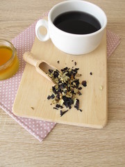 Tee aus getrocknete Stockrosenblüten mit Honig