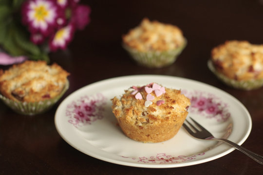 3 Rabarbermuffins mit Gabel