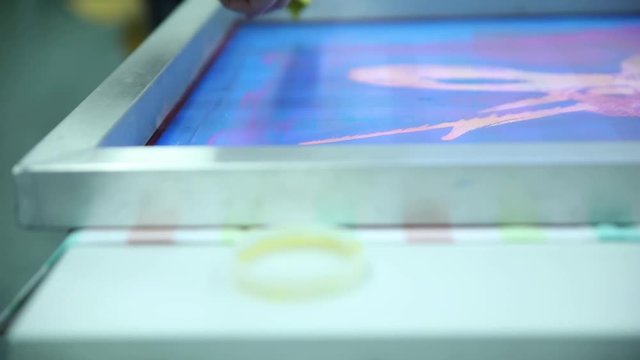 Siebdruck, Farbe auf Sieb geben