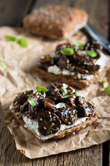 Sandwich with whole grain bread, cream cheese and mushrooms