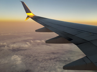 Fototapeta na wymiar Flugzeugflügel Abenddämmerung