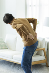 中年男性　腰痛