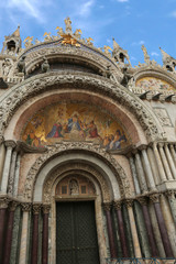 Obraz premium Big door of the Basilica of Saint Mark with fantastic mosaics in