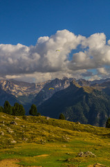 Obraz na płótnie Canvas Gleitschirmfliegen in den Dolomiten