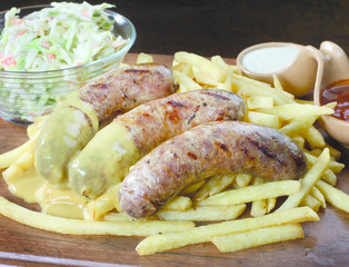 Kiełbasa grillowana z frytkami