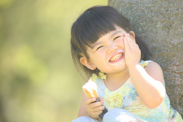 ソフトクリームを食べる女の子